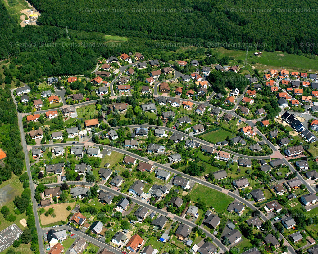 2610565 | MANDERBACH 09.06.2006 Von Wald und Forstgebieten umgebener Ortskern der Straßen und Häuser und Wohngebiete in Manderbach im Bundesland Hessen, Deutschland // Surrounded by forest and forest areas center of the streets and houses and residential areas in Manderbach in the state Hesse, Germany Foto: Gerhard Launer