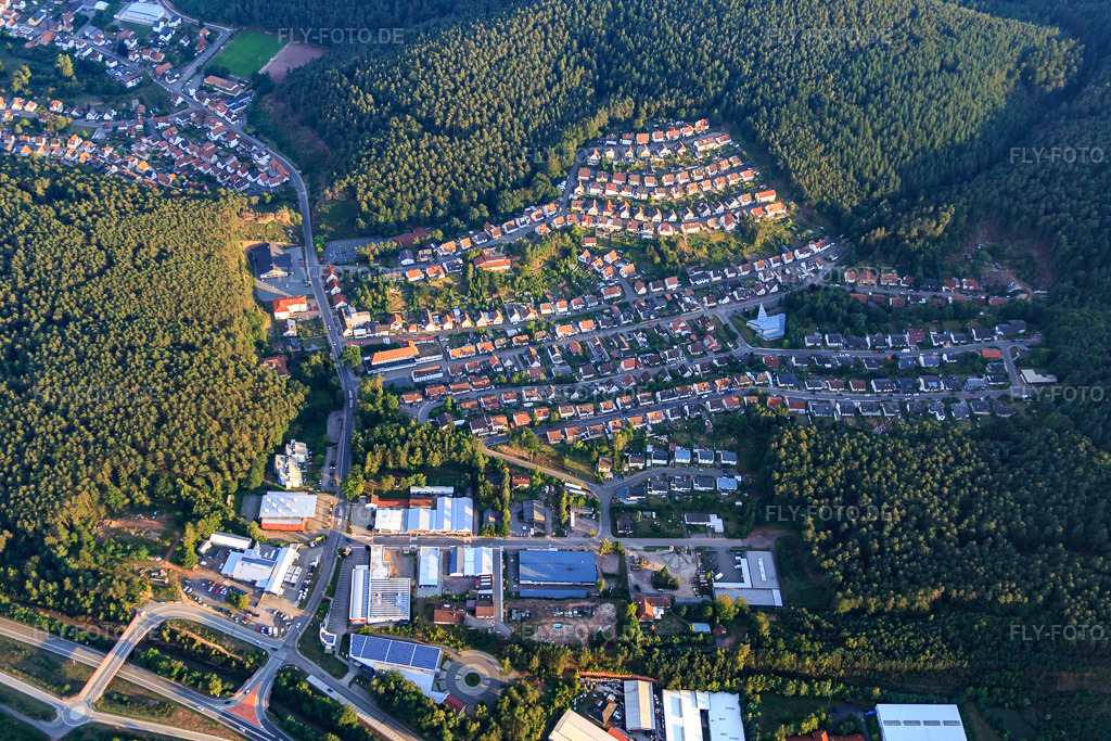 Luftbild: Auf d. Kuppe in Hauenstein im Bundesland Rheinland-Pfalz in Deutschland. Foto: IMG_084174.jpg vom 29.08.2015 durch Werner Riehm/FLY-FOTO.de