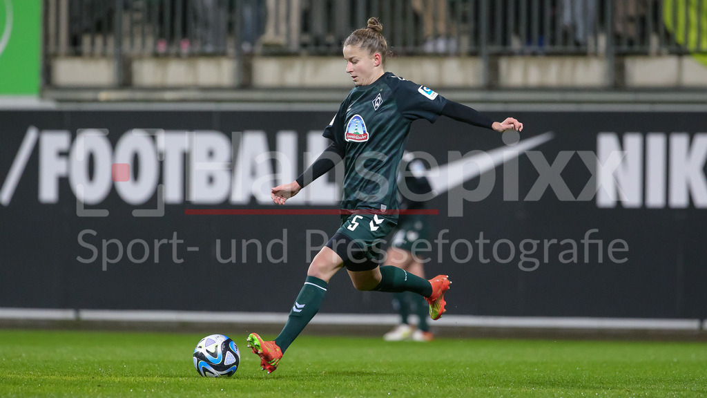 Fussball, DFB-Pokal Frauen, VfL Wolfsburg - SV Werder Bremen | v.li.: Michelle Ulbrich (SV Werder Bremen, 5) am Ball, Freisteller, Einzelbild, Ganzkörper, Aktion, Action, Spielszene, DIE DFB-RICHTLINIEN UNTERSAGEN JEGLICHE NUTZUNG VON FOTOS ALS SEQUENZBILDER UND/ODER VIDEOÄHNLICHE FOTOSTRECKEN. DFB REGULATIONS PROHIBIT ANY USE OF PHOTOGRAPHS AS IMAGE SEQUENCES AND/OR QUASI-VIDEO.