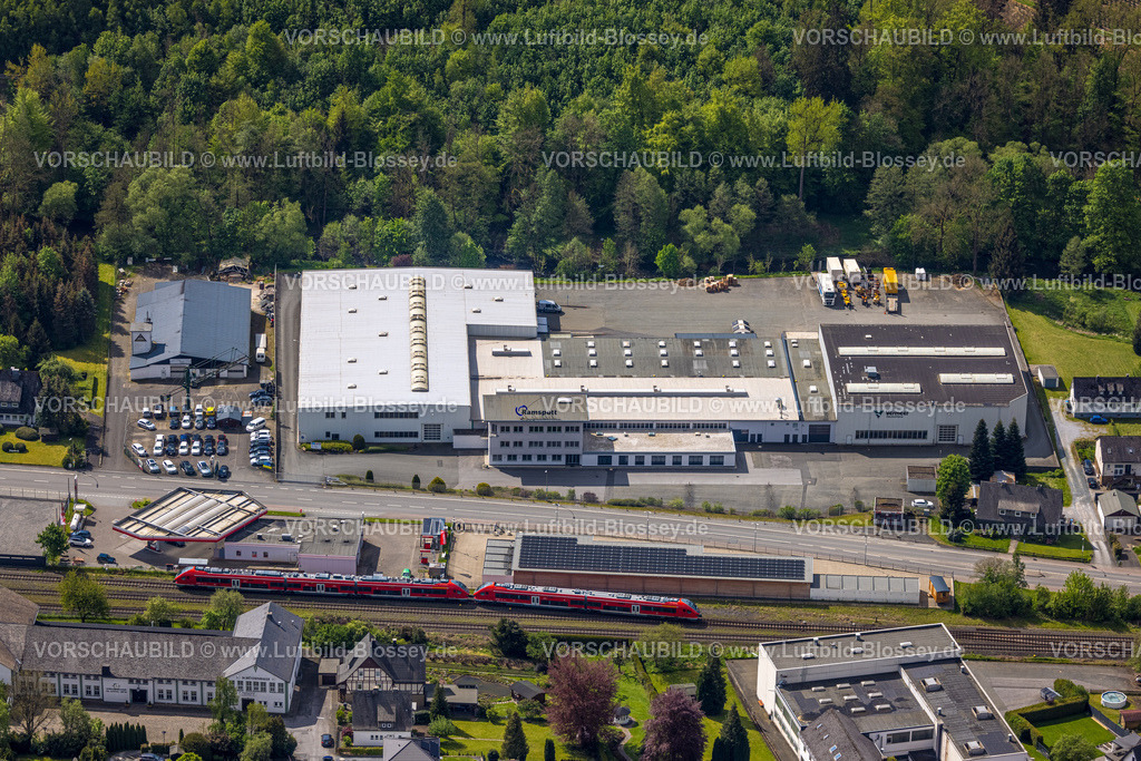 Bestwig240503023 | Luftbild, Gewerbegebiet Briloner Straße mit Ramspott GmbH und Vermeer Deutschland, XXL Garagen und AVIA Mikus Nuttlar Tankstelle an der Bahnlinie, S-Bahn, Nuttlar, Bestwig, Sauerland, Nordrhein-Westfalen, Deutschland