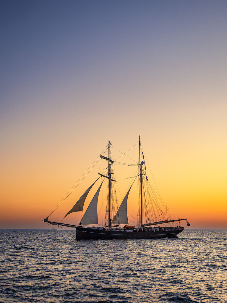 Segelschiff im Sonnenuntergang auf der Hanse Sail in Rostock | Segelschiff im Sonnenuntergang auf der Hanse Sail in Rostock.