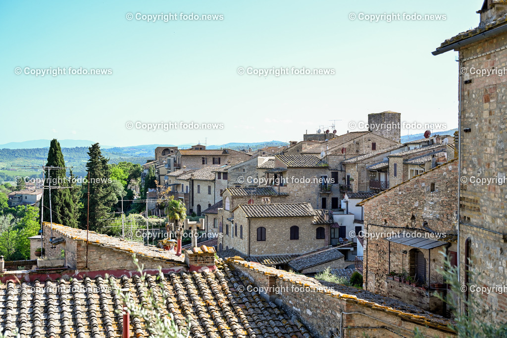 Italien_ Toskana_ San Gimignano_ 31.05.2024-77 | 31.05.2024, Italien, ITA, Toskana, San Gimignano im Bild Stadtansichten Gebäude, Architektur, Touristen, Historisch, Souvenir, Ansichten der berühmten Stadt San Gimignano in der Toskana-Italien - View of the famous town San Gimignano in Tuscany-ItalySan Gimignano ist eine italienische Kleinstadt in der Toskana mit einem mittelalterlichen Stadtkern. San Gimignano wird auch die Stadt der Türme genannt. Die Stadt liegt in der Provinz Siena. Sie gehört neben Florenz, Siena und Pisa zu den von Touristen meist besuchten Zielen in der Toskana.