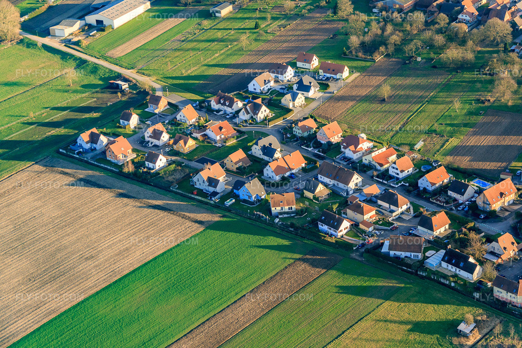 Aerial view: Rue du Chemin de Fer, Rue des Peupliers and Rue Roseaux in Niederlauterbach in the state Bas-Rhin, France. – Photo: IMG_085987.jpg taken on 02/06/2016 by Werner Riehm/FLY-FOTO.com – Resolution of the original: 5472 x 3648 px