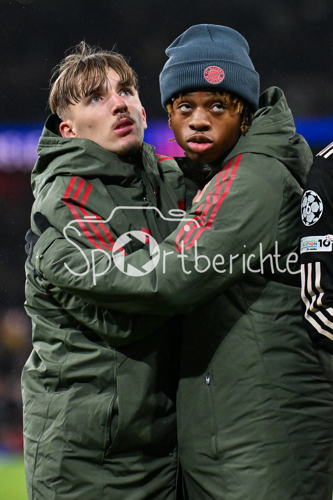 Arsenal FC - FC Bayern München | LONDON, ENGLAND - 26. NOVEMBER: die Spieler der Bayern bedanken sich mit hängendem Kopf bei den mitgereisen Fans nach dem Ligaspiel zwischen Arsenal London und dem FC Bayern München am 5. Spieltag der UEFA Champions League im Emirates Stadium am 26.11.2025 / Lennart KARL (FC Bayern Munich 42) und Wisdom MIKE (FC Bayern Munich 36)