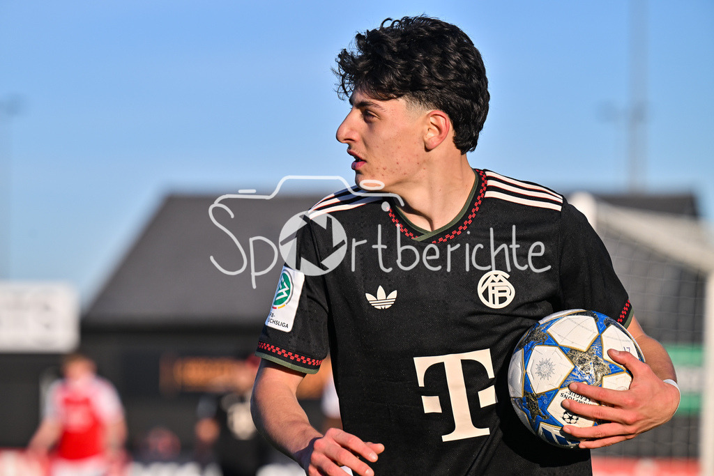 Arsenal London U19 - FC Bayern München U19 | BOREHAMWOOD, ENGLAND - 26. NOVEMBER: Im Bild Deniz OFLI (FC Bayern München U19 3) / Einzelfoto / Freisteller beim Ligaspiel zwischen der U19 von Arsenal London und der U19 des FC Bayern München am 5. Spieltag der UEFA Youth League im Meadow Park am 26.11.2025