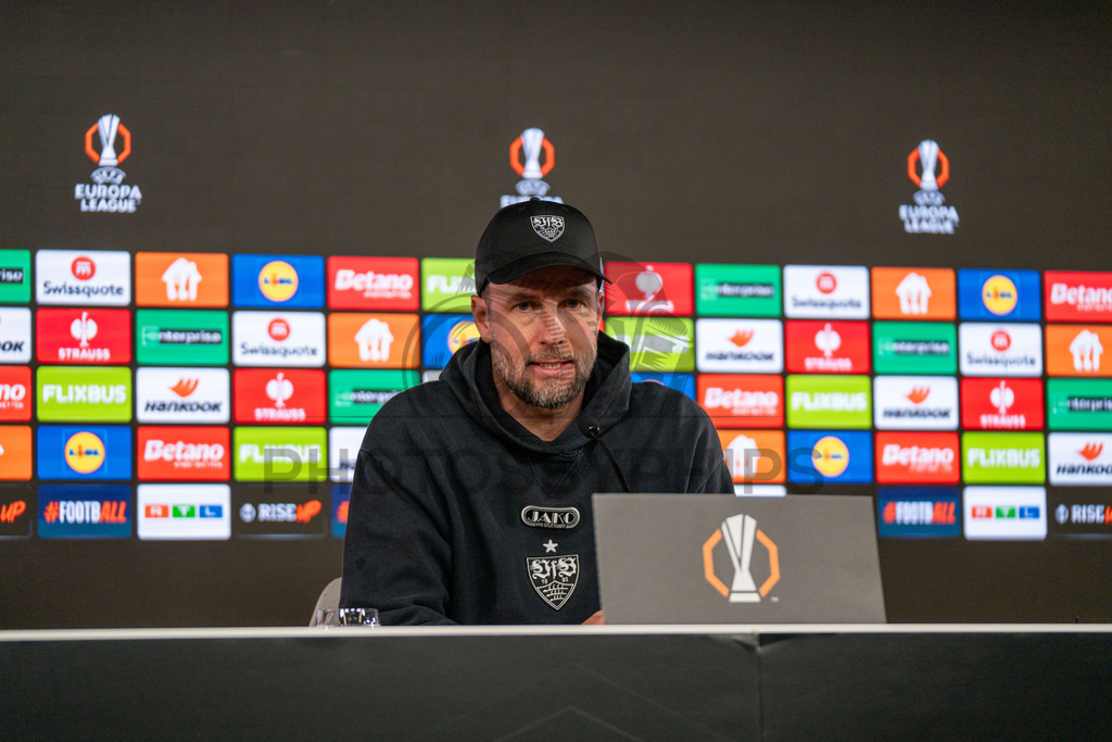 VfB Stuttgart vs. FC Porto, Fussball, Europa League, Achtelfinale, Hinspiel, 12.03.2026 | Sebastian Hoeness (Trainer VfB Stuttgart) bei der Pressekonferenz,VfB Stuttgart vs. FC Porto, Fussball, Europa League, Achtelfinale, Hinspiel, 12.03.2026Foto: photosbyphips/Philip Ziegler