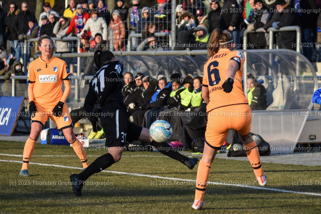 Fussball-BL Frauen 1. FFC Frankfurt vs. TSG 1899 Hoffenheim | Maximiliane Rall #8 (TSG 1899 Hoffenheim), Pawollek Tanja #31 (1.FFC Frankfurt), Lena Lattwein #6 (TSG 1899 Hoffenheim); Fussball-BL Frauen 1. FFC Frankfurt vs. TSG 1899 Hoffenheim, Fussball-Bundesliga Frauen am 24.02.2018 im Stadion am Brentanobad in Frankfurt/Main, (Deutschland) - Realisiert mit Pictrs.com