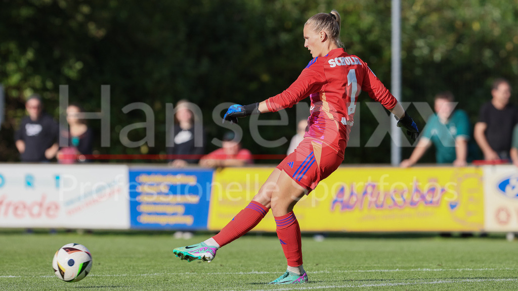 Fussball, Testspiel Frauen, Hamburger SV - SV Werder Bremen | v.li.: Inga Schuldt (Torhüterin, Torwart, Hamburger SV, 1) am Ball, Freisteller, Einzelbild, Ganzkörper, Aktion, Action, Spielszene