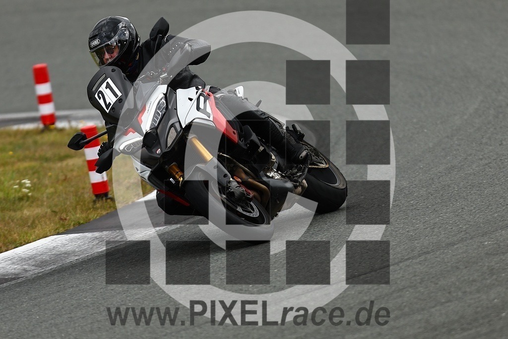 0021-20250916_02869 | Schöne Erinnerungen an spannende Momente - das festzuhalten ist unser Job. PIXELrace.de ist seit 2003 auf den Rennstrecken Europas unterwegs um die Action draußen beim Fahren und die wunderbare Stimmung imm Fahrerlager für euch einzufangen.