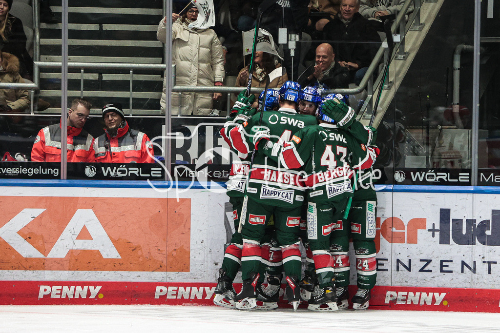Augsburger Panther - Nuernberg ICE Tigers | Wieder jubeln die Augsburger - diesmal nach dem Treffer zum 3-1 duch Justin VOLEK (AEV #9)