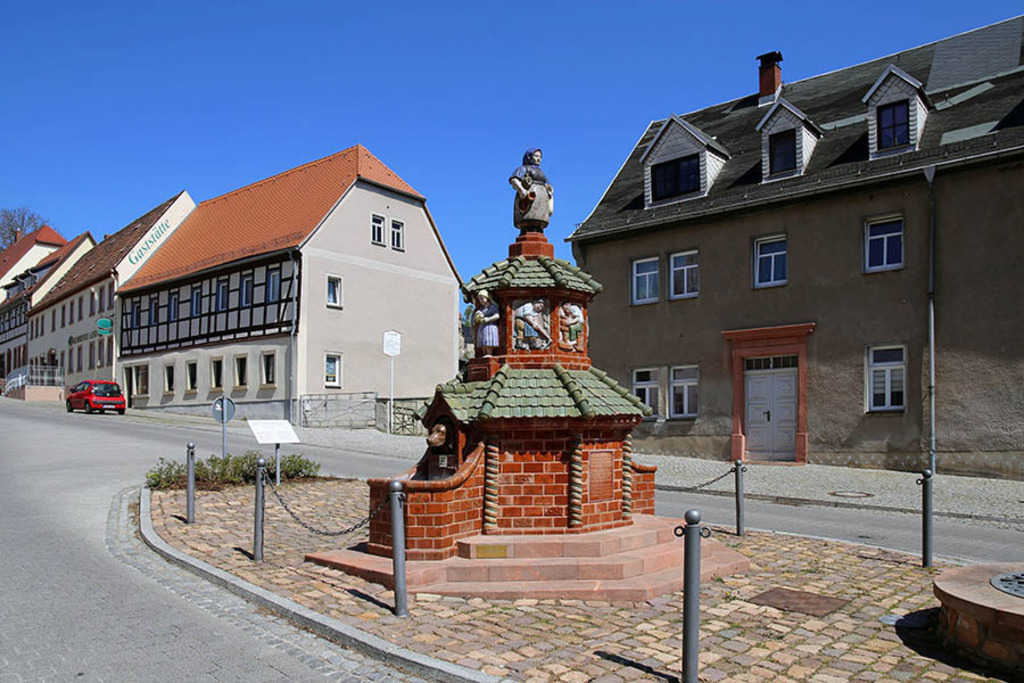 Bildlexikon Leipzig - Kohren-Sahlis | Das Team hinter BILDLEXIKON LEIPZIG bündelt historische wie aktuelle Informationen über die Stadt Leipzig in Text und Bild auf einer Plattform und stellt diese der interessierten Öffentlichkeit zur Verfügung.