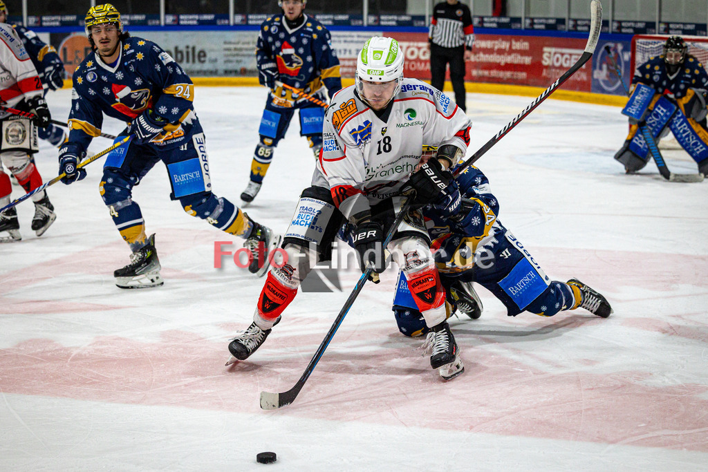 TSV Peißenberg Miners vs ESC River Rats Geretsried | Eishockey Bayernliga 2023/2024, TSV Peißenberg Miners vs ESC River Rats Geretsried,
Valentin HÖRNDL (Miners 18),
2023-12-26 in Geretsried (Eisstadion)
18 Valentin HÖRNDL (Miners 18), 24 Stefano RIZZO (River Rats 24)
Copyright: WolfgangxLindner foto-lindner.de