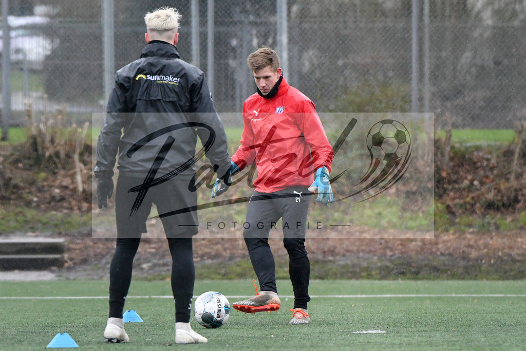 20200213_TRAOSN_0008 | Fussball, Herren: Torhueter Laurenz Beckemeyer (VfL Osnabrueck) in Aktion, am Ball, Einzelaktion waehrend der Trainingseinheit des VfL Osnabrueck im Sportpark Illoshoehe am 13.02.2020 in Osnabrueck, Deutschland. - Realisiert mit Pictrs.com