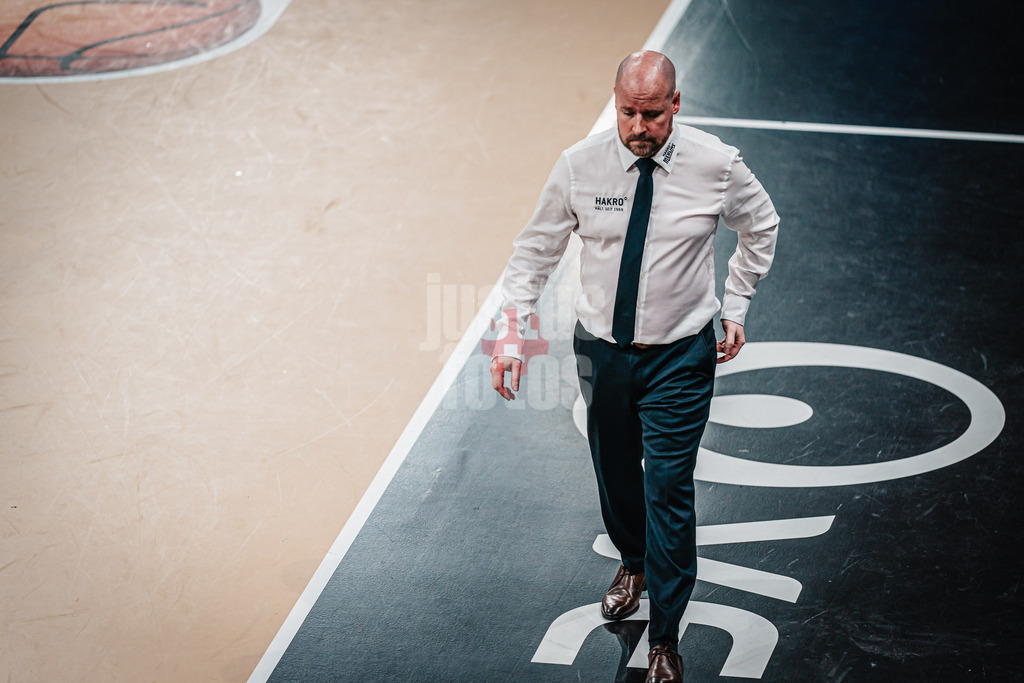 Basketball | Männer | Saison 2023/2024 | easyCredit Basketball Bundesliga | 31. Spieltag | Veolia Towers Hamburg vs. HAKRO Merlins Crailsheim | 30.04.2024 | Trainer Jussi Laakso (HAKRO Merlins Crailsheim)