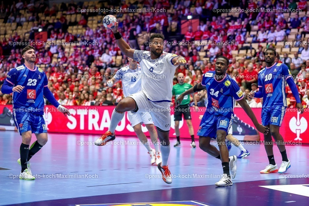 EHF24012601090 | 24.01.2026, Handball, Men's EHF EURO 2026, Frankreich - Portugal, Jyske Bank Boxen in Herning, Dänemark, Main Round:  Victor Manuel Iturriza Alvarez (Portugal #08) wirft auf das Tor