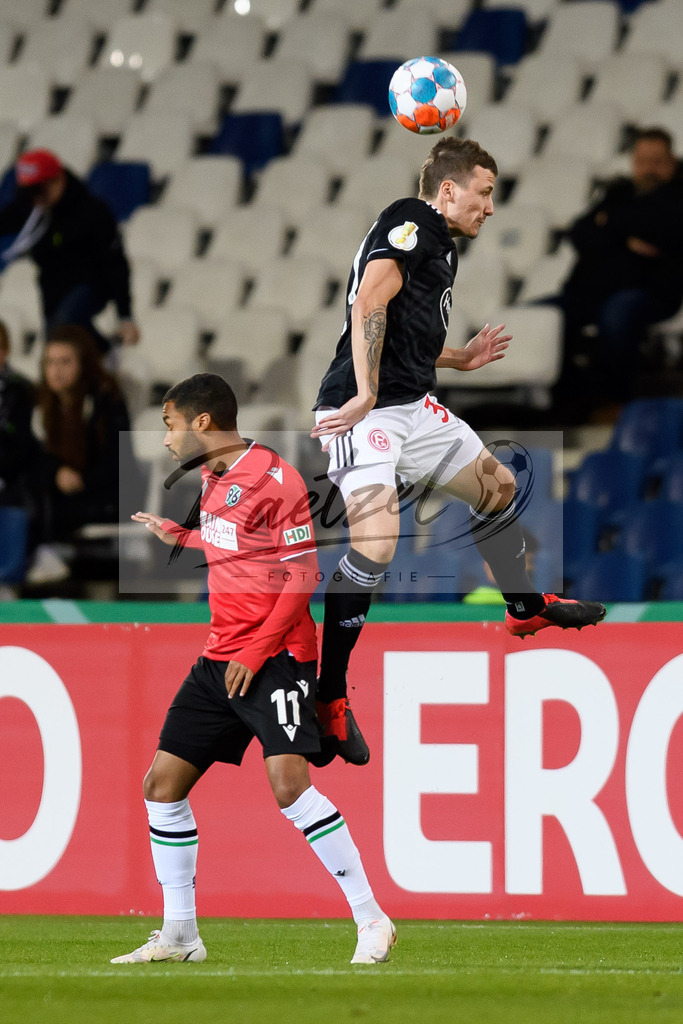 H96DUS20211027_003 | Fussball, Herren: Linton Maina (Hannover 96) und Marcel Sobottka (Fortuna Duesseldorf) im Zweikampf bei dem Spiel der 2. Runde im DFB-Pokal zwischen Hannover 96 und Fortuna Duesseldorf in der HDI-Arena am 27.10.2021 in Hannover, Deutschland.DFB / DFL REGULATIONS PROHIBIT ANY USE OF PHOTOGRAPHS AS IMAGE SEQUENCES AND/OR QUASI-VIDEO. - Realisiert mit Pictrs.com