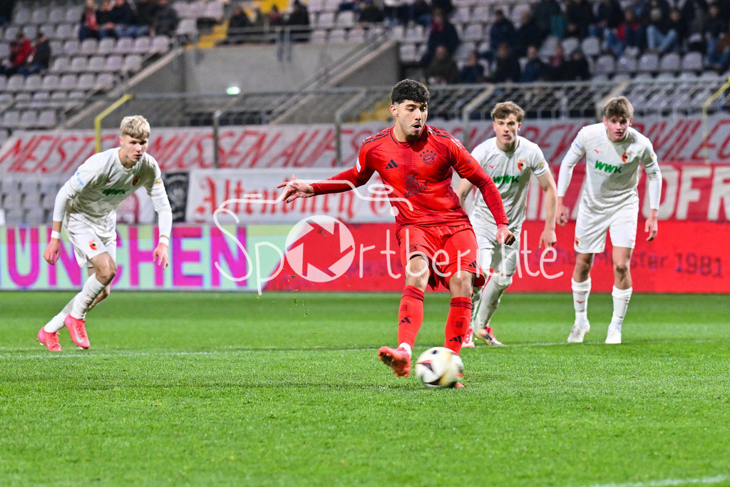 FC Bayern Amateure - FC Augsburg II | in dieser Szene verwandelt Emirhan DEMIRCAN (FC Bayern Muenchen II 21) den Elfmeter zum 2-4 / Tor / Torschuetze / Freude / Happy / Regionalliga Bayern: FC Bayern Muenchen II - FC Augsburg II, Gruenwalder Stadion am 14.03.2025