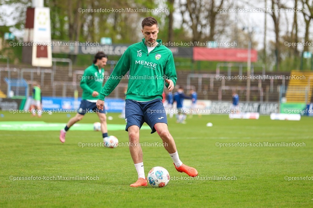xKWIx12042601010 | 2026.04.12, xkwix, Fußball, Regionalliga West, FC Gütersloh -  SC Paderborn 07 II, Heidewaldstadion (Ohlendorf Stadion im Heidewald), 29.Spieltag, Saison 2025 / 2026: Patrik Twardzik (FC Gütersloh #18) beim aufwaermen DFB regulations prohibit any use of photographs as image sequences and or quasi-video. Photo: xKamilxWilkowskixPressefotoKochx