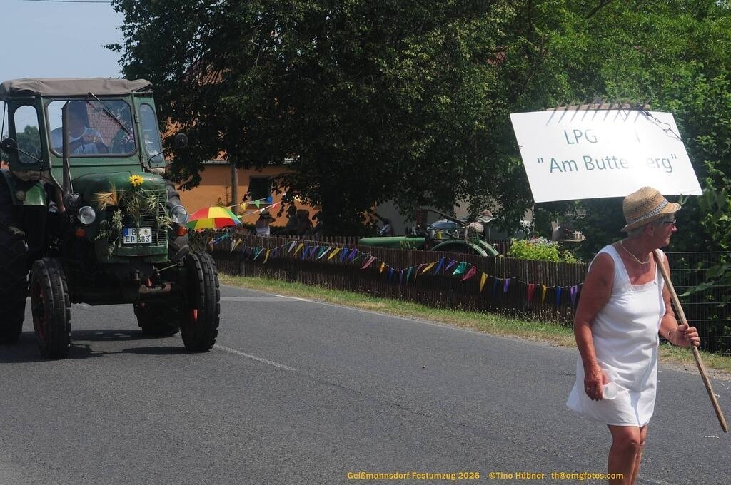 Geißmannsdorf-2026-Festumzug-159 | Festumzug in Geißmannsdorf bei Bischofswerda im Juni 2026. Fotografische Eindrücke und Momentaufnahmen vom Festumzug anläßlich des 800-jährigen Bestehens von Geißmannsdorf - mit Teilnehmern und Gästen, Strohpuppen und geschmückten Vorgärten und Grundstücken - Realisiert mit Pictrs.com