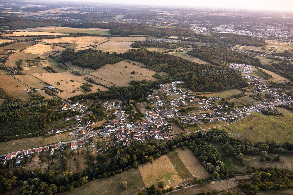 Aerial view: View of the town from the northwest in Blies-Ébersing in the state Moselle, France. – Photo: IMG_158612.jpg taken on 08/14/2026 by Werner Riehm/FLY-FOTO.com – Resolution of the original: 6000 x 4000 px
