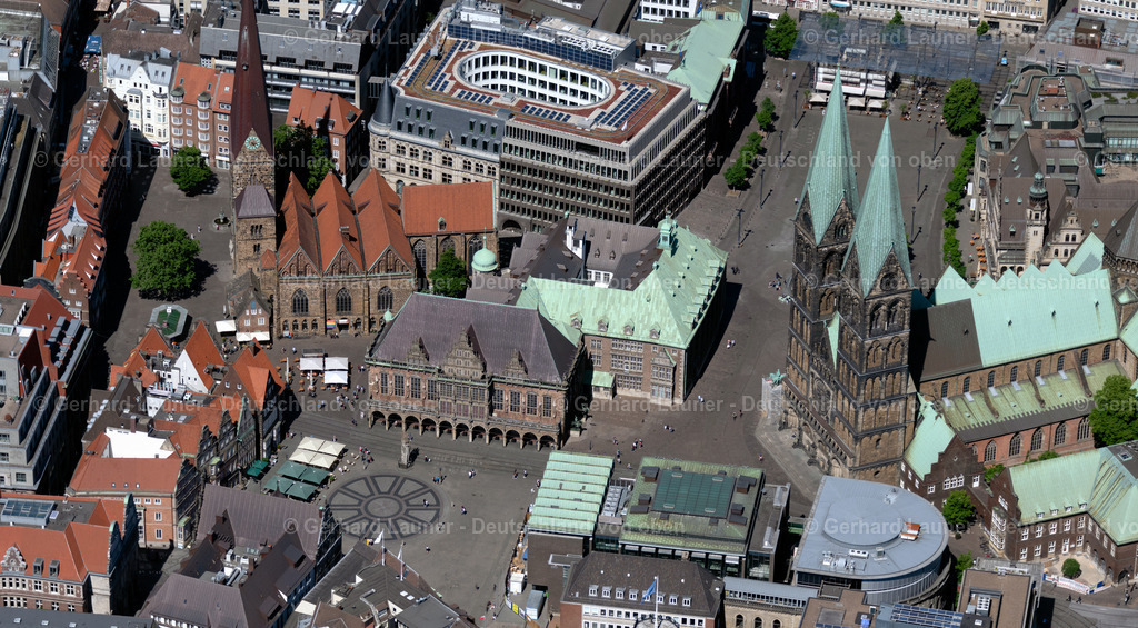 4029815 | BREMEN 01.06.2020 Gebäude der Stadtverwaltung - Rathaus am Platz Domshof in der Altstadt von Bremen. // Town Hall building of the city administration on the Domshof Square in Bremen in Germany. Foto: Gerhard Launer