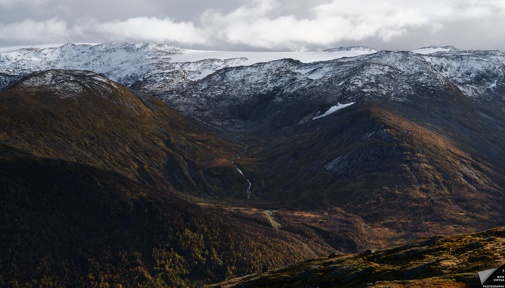 Fjordnorwegen zwischen Herbst und Winter | Anfang Oktober erlaubt der beschwerliche Aufstieg auf den 949 m hohen Berg Orkja einen Ausblick auf das Tal Fagerdalen und den zum Jostedalsbreen gehörenden Gletscher Grovabreen - Realisiert mit Pictrs.com