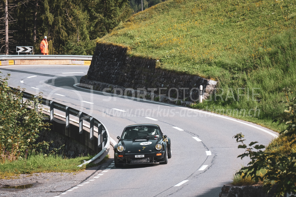 21. Arosa ClassicCar 2025 - 7. =September= 2025 | Sven Schwob aus Basel (SUI) in einem Porsche 911 Turbo 1 aus dem Jahre 1980 mit Startnummer 245 am Arosa ClassicCar 2025 in der Kategorie Classic Trophy..@arosaclassiccar, @arosa.official, #arosaclassiccar, #arosa, #76curves, #classiccarBild: Sportfotografie Markus Aeschimann | www.markus-aeschimann.ch - Realisiert mit Pictrs.com