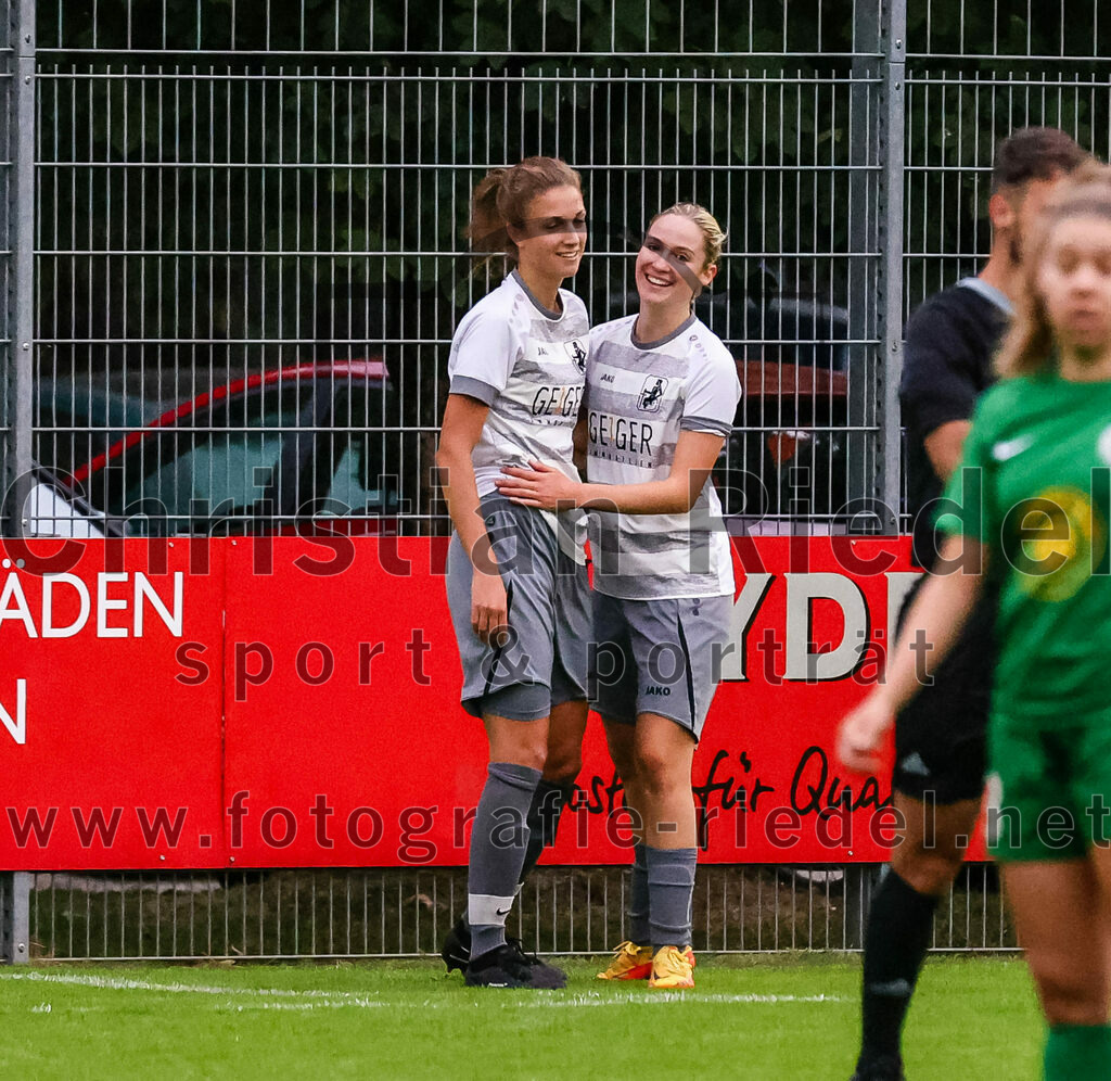 2023-10-07_042_FC_Forstern_gegen_TSV_Schwaben_Augsburg | Forstern, Deutschland, 07.10.2023:
Fußball, Frauen Bayernliga 2023 / 2024, 6. Spieltag, FC Forstern gegen TSV Schwaben Augsburg, Endergebnis: 1:6

Jubel nach dem 0:2 durch Sarah Höbel (TSV Schwaben Augsburg, #9)

Foto: Christian Riedel / fotografie-riedel.net