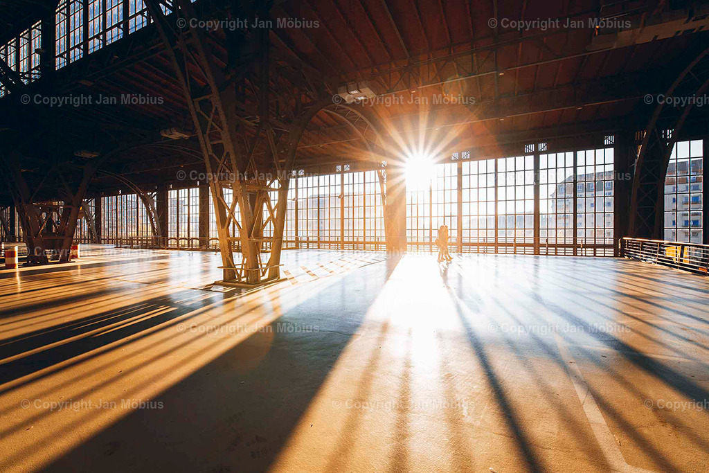 Leipziger Hauptbahnhof | Der Leipziger Hauptbahnhof ist nicht nur ein Verkehrsknotenpunkt, sondern auch architektonisch und stadtgeschichtlich ein echtes Highlight. Sein Vorplatz ist Drehscheibe für Menschen, Linien, City-Flair und Shopping – ein Ort voller Dynamik mitten im Herzen der Stadt.  - Realisiert mit Pictrs.com