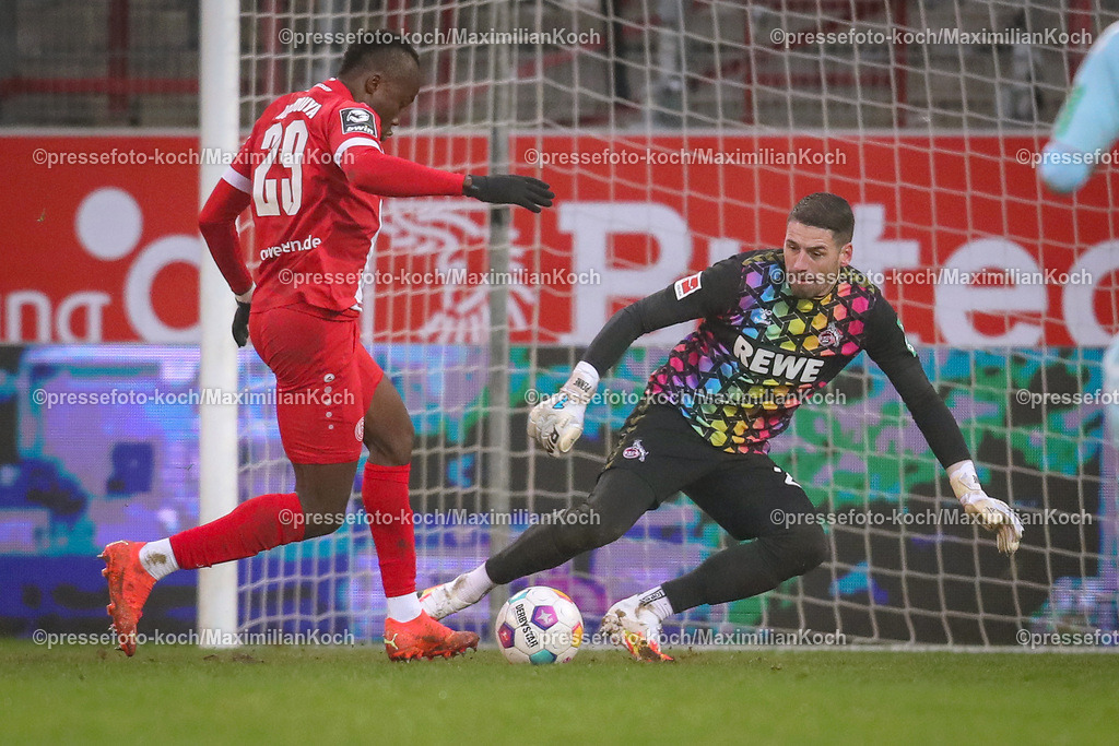 RWE06012401048 | 06.01.2024, Essen, Fußball, Herren, Stadion an der Hafenstraße, Testspiel, Rot-Weiss Essen – 1. FC Köln:  Moussa Doumbouya (Rot-Weiss Essen) schießt den Ball auf das Tor von Torhüter Philipp Pentke (1.FC Köln). 
DFB regulations prohibit any use of photographs as image sequences and or quasi-video.