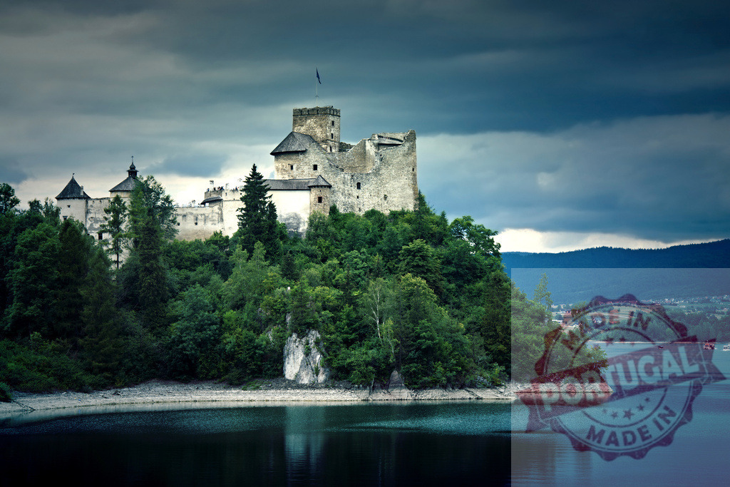 Niedzica Castle fortress standing tall above lake | Niedzica Castle overlooking Czorsztyn Lake with dark clouds creating a moody setting - Realisiert mit Pictrs.com