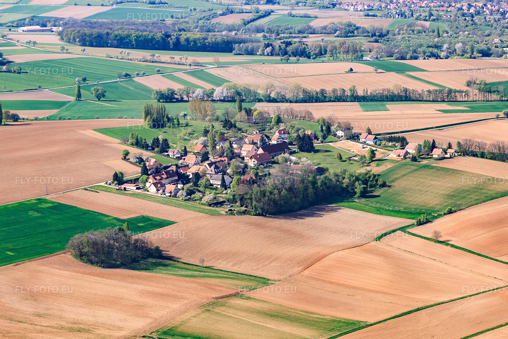 Vue aérienne: Le quartier de Geisberg vu du sud à le quartier Altenstadt in Wissembourg dans le département Bas Rhin, France – .Photo: IMG_39456.jpg prise le 10/04/2011 par Werner Riehm/FLY-FOTO.eu – Résolution de l'original: 4562 x 3041 px