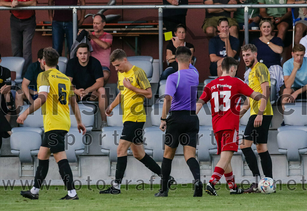 2023-09-07_034_FC_Finsing_gegen_FC_Moosinning_II | Finsing, Deutschland, 07.09.2023:
Fußball, Kreisliga 2023 / 2024, 8. Spieltag, FC Finsing gegen FC Moosinning II, Endergebnis: 3:0

Gelbe Karte für Maximilian Schmid (FC Moosinning, #14)
Sebastian Schmid (FC Moosinning, #6), Maximilian Schmid (FC Moosinning, #14), Schiedsrichter Noar Aliu, Patrick Forchhammer (FC Finsing, #13)

Foto: Christian Riedel / fotografie-riedel.net
