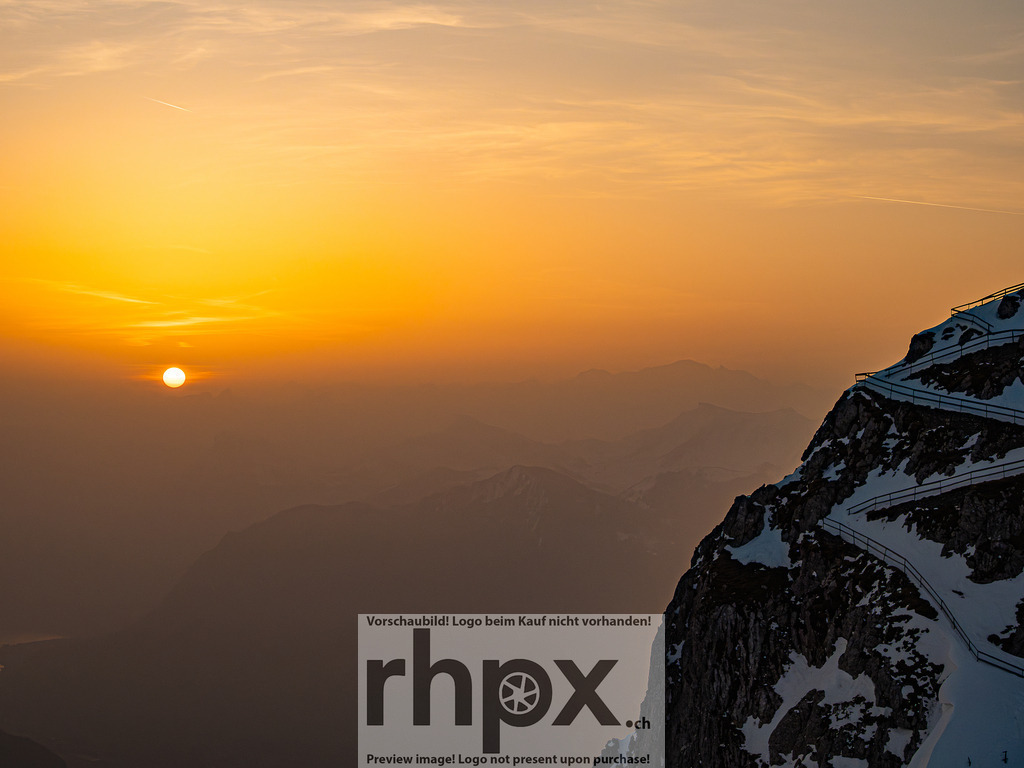 Sonnenaufgang am Pilatus | Stimmungsvolle Fotokunst aus Luzern. Erlebe den Pilatus, den See und die Stadt Luzern in exklusiven Aufnahmen in der Fotogalerie & Shop. - Realisiert mit Pictrs.com