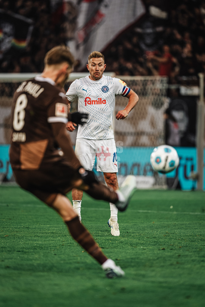 Fußball | Männer | Saison 2024/2025  | Fußball-Bundesliga | 12. Spieltag | FC St. Pauli vs. Holstein Kiel | 29.11.2024 | Lewis Holtby (#10, Holstein Kiel) alleine in der Mauer beim Freistoss von Eric Smith (#8, FC St. Pauli)