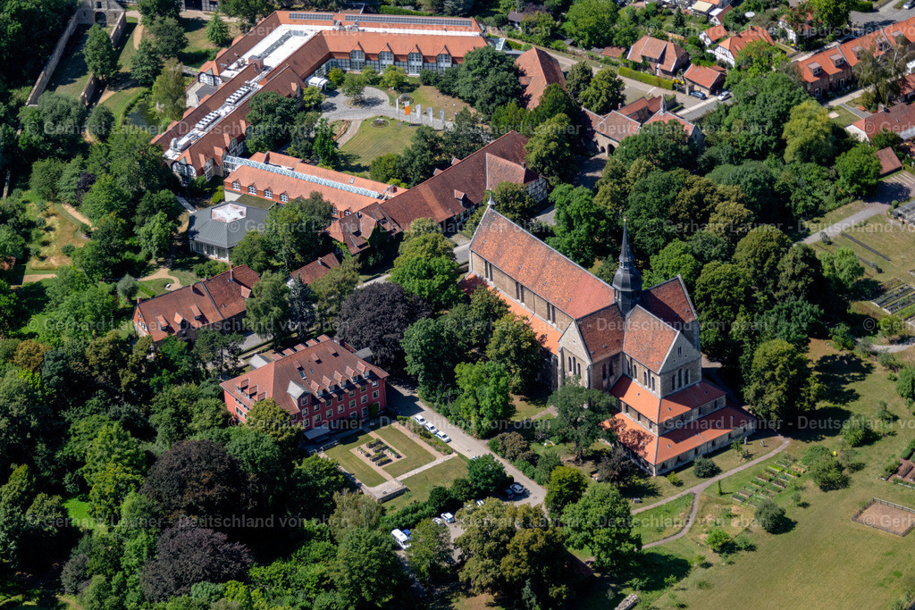 4036237 | BRAUNSCHWEIG 31.07.2020 Gebäudekomplex des ehemaligen Klosters und heutigen MMI Marketing Management Institut GmbHund der Kirche Klosterkirche Riddagshausen in Braunschweig im Bundesland Niedersachsen, Deutschland. // Building complex of the former monastery and today's MMI Marketing Management Institute GmbH and the church Klosterkirche Riddagshausen in Braunschweig in the state Lower Saxony, Germany. Foto: Gerhard Launer