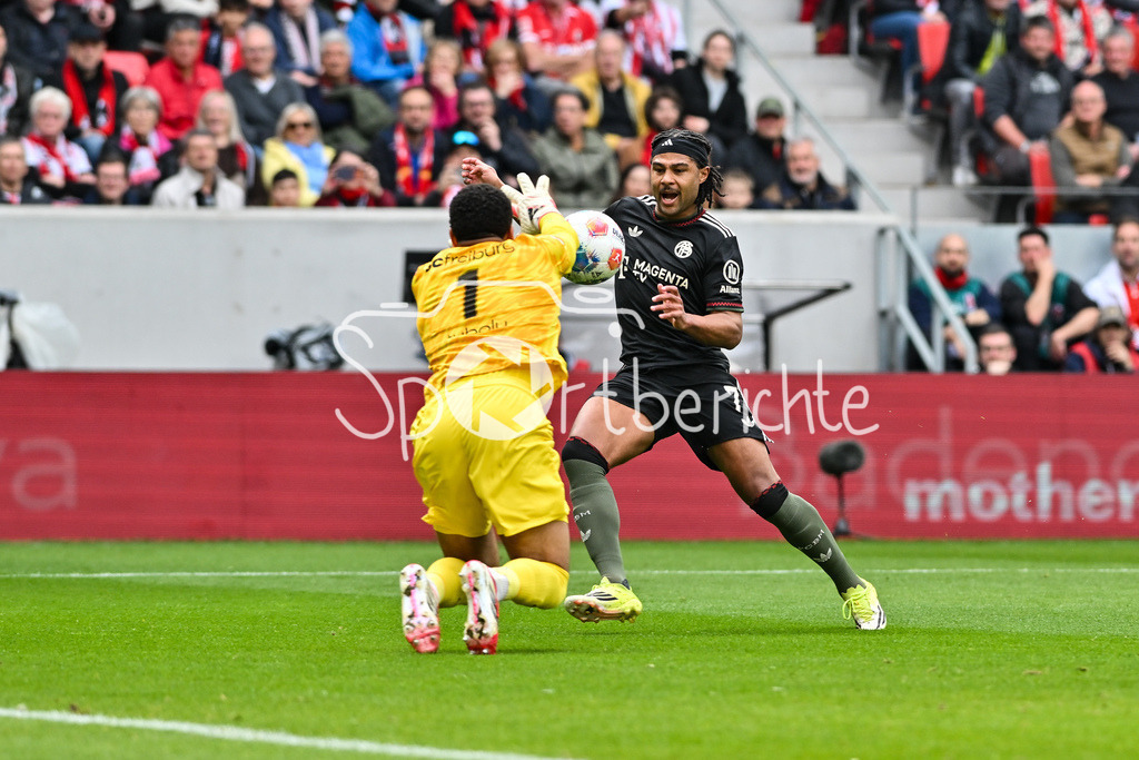 SC Freiburg - FC Bayern München | FREIBURG, GERMANY - 04. APRIL: im Duell Noah ATUBOLU (SC Freiburg 1) und Serge GNABRY (FC Bayern Munich 7) während dem Bundesligamatch zwischen dem SC Freiburg und dem FC Bayern München am 28. Spieltag im Europa-Park Stadion / DFL REGULATIONS PROHIBIT ANY USE OF PHOTOGRAPHS AS IMAGE SEQUENCES AND/OR QUASI-VIDEO