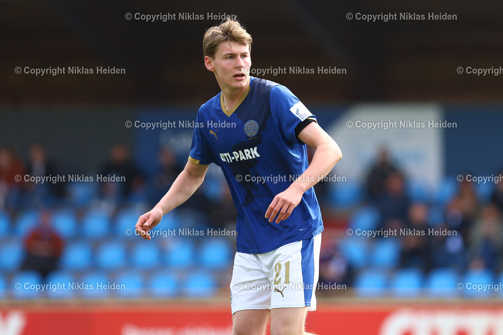 NH_HolsteinKielU19_1FCHeidenheimU19_DFBNachwuchsliga_18042026 | #21 Maximilian Apelt (Holstein Kiel U19)Fußball I Herren I U19 DFB-Nachwuchsliga Hauptrunde Liga A, Gruppe B I Saison 2025-2026 I 9. Spieltag I Holstein Kiel U19 - 1. FC Heidenheim U19 I 18.04..2026 I Citti-Fußball-Park