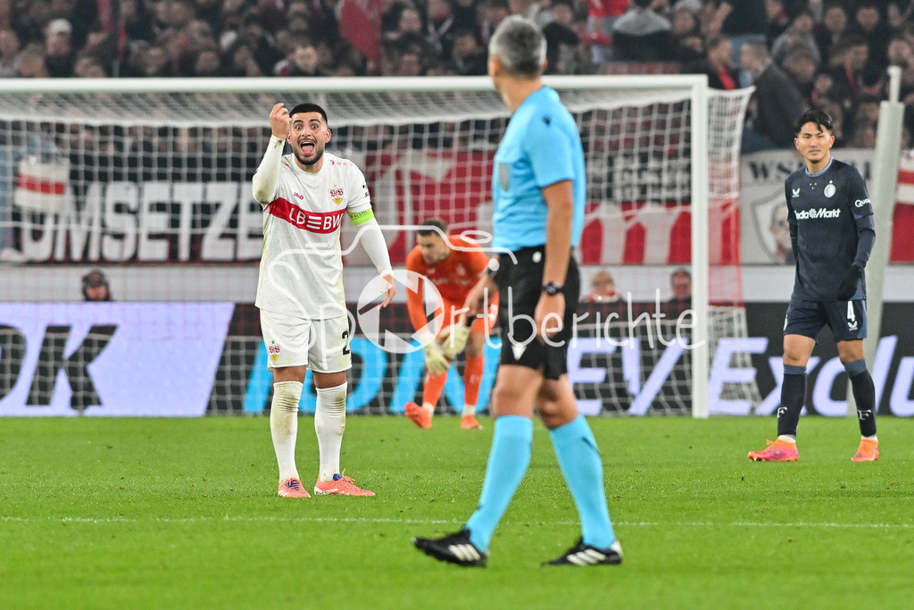 VfB Stuttgart - Feyenoord Rotterdam | STUTTGART, DEUTSCHLAND - 6. NOVEMBER: Deniz UNDAV (VfB Stuttgart 26) ist mit der Entscheidung von Referee Horatiu FESNIC nicht einverstanden beim Ligaspiel zwischen dem VfB Stuttgart und Feyenoord Rotterdam am 4. Spieltag der Europa League in der MHP-Arena am 06.11.2025