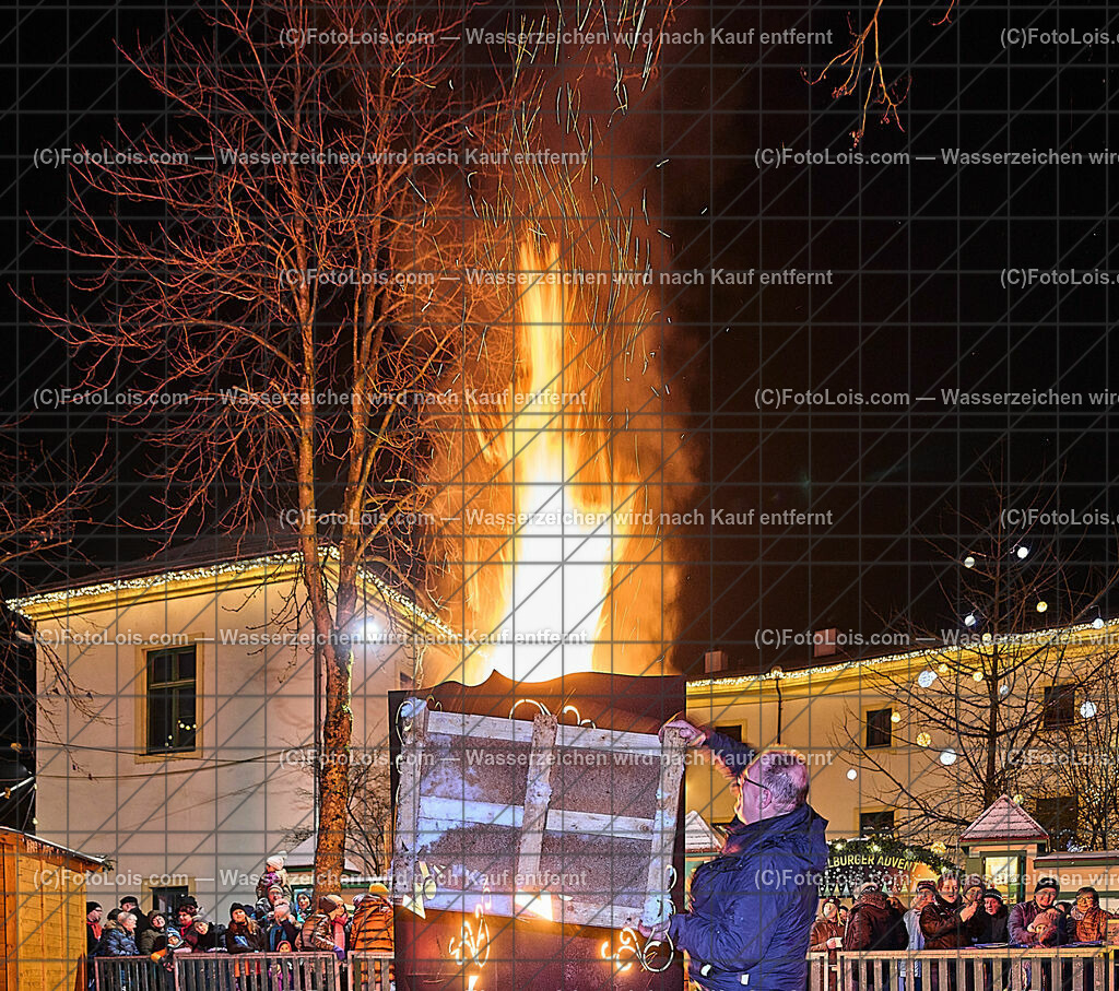 ALP9521_Wieselburger ADVENT_Wintersonnenwendfeuer | (C)FotoLois.com, Alois Spandl, Wieselburger Advent, Wintersonnenwendfeier mit Umzug durch die Stadt, Sonnenwendfeuer und Perchtenlauf mit Show im Schlosspark, Mitwirkung der Partnergemeinde EINBECK, Sa 17. Dezmber 2022.
