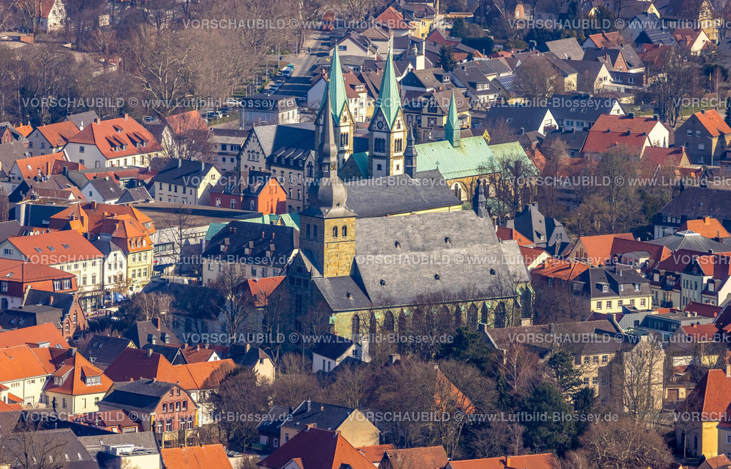 Werl220301133 | Luftbild, Altstadt mit kath. Kirche St. Walburga, Alte Wallfahrtskirche und Wallfahrtsbasilika Mariä Heimsuchung, Werl, Soester Börde, Nordrhein-Westfalen, Deutschland