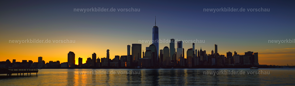 Morgendämmerung über Manhattan - Die Skyline vor mir und nur der Hudson zwischen uns | Es gibt Momente, die die Seele berühren – und der Sonnenaufgang über der Manhattan Skyline gehört dazu. Der blaue Morgenhimmel kündigt den neuen Tag an, während die ersten Strahlen der Sonne die Wolkenkratzer in sanftes Licht tauchen. Getrennt nur durch den Hudson River, wirkt die Skyline wie ein lebendiges Gemälde, das Ruhe und Kraft zugleich ausstrahlt. Die Stadt, die niemals schläft, zeigt sich in diesem Augenblick von ihrer stillen Seite. Für Fotografen und Reisende ist dieser Moment ein Geschenk: ein Motiv voller Farben, Emotionen und der unvergleichlichen Magie New Yorks. Wer den Tag mit einem Blick auf Manhattan beginnt, erlebt die Metropole in ihrer reinsten Form – ein Augenblick, den man nie vergisst.