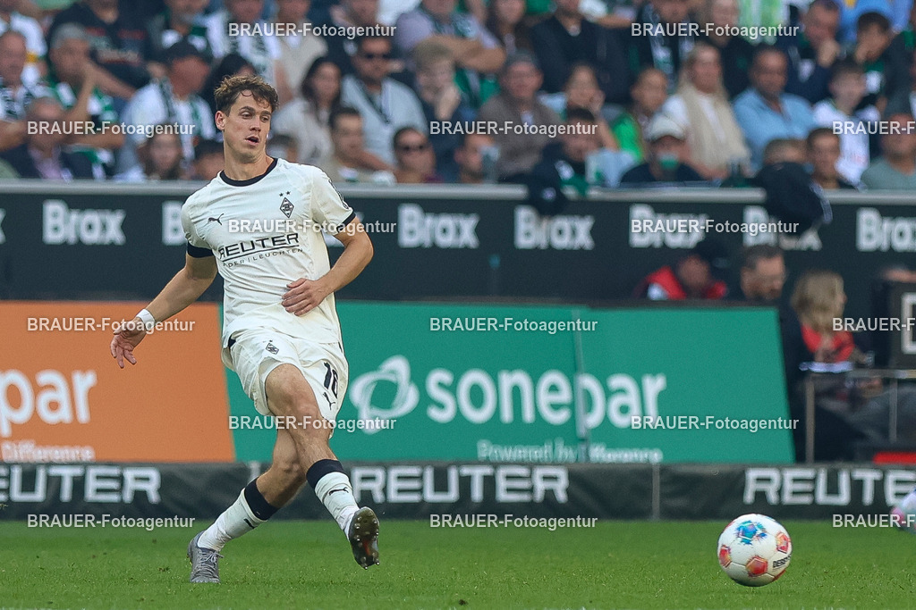 Borussia Mönchengladbach vs Hamburger SV - Bundesliga  | Mönchengladbach, Deutschland, 24.08.25:   Philipp Sander (Borussia Mönchengladbach) in Aktion am Ball, Einzelaktion waehrend des Spiels der Bundesliga zwischen Borussia Mönchengladbach vs Hamburger SV im Stadion im Borussia Park(Foto von Brauer-Fotoagentur / Adrian Schlueter)