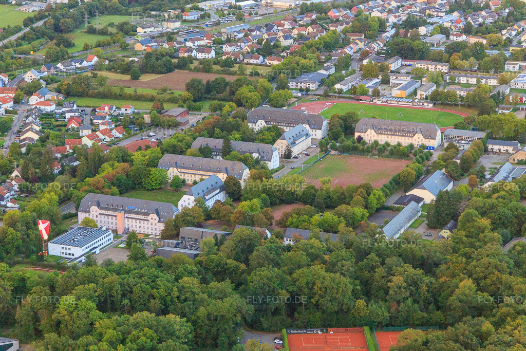 Luftbild: Ruth-Schaumann-Schule - Staatliche Förderschule mit überregionalem Förderzentrum Hören und Kommunikation, Zentrale Ausländerbehörde in ehemaliger Kaserne, Nikolaus-Groß-Schulen - Grund- und Gemeinschaftsschule. Volkshochschule Lebach e.V. im Ortsteil Jabach in Lebach im Bundesland Saarland in Deutschland. – Foto: IMG_149646.jpg vom 05.09.2025 durch Werner Riehm/FLY-FOTO.de – Auflösung des Originals: 5472 x 3648 px – Ruth - Schaumann - Schule | Staatliche Förderschule mit überregionalem Förderzentrum Hören und Kommunikation – Establishing a secure connection – Nikolaus-Groß-Schulen Lebach - Grundschule und Gemeinschaftsschule – den Warenkorb legen