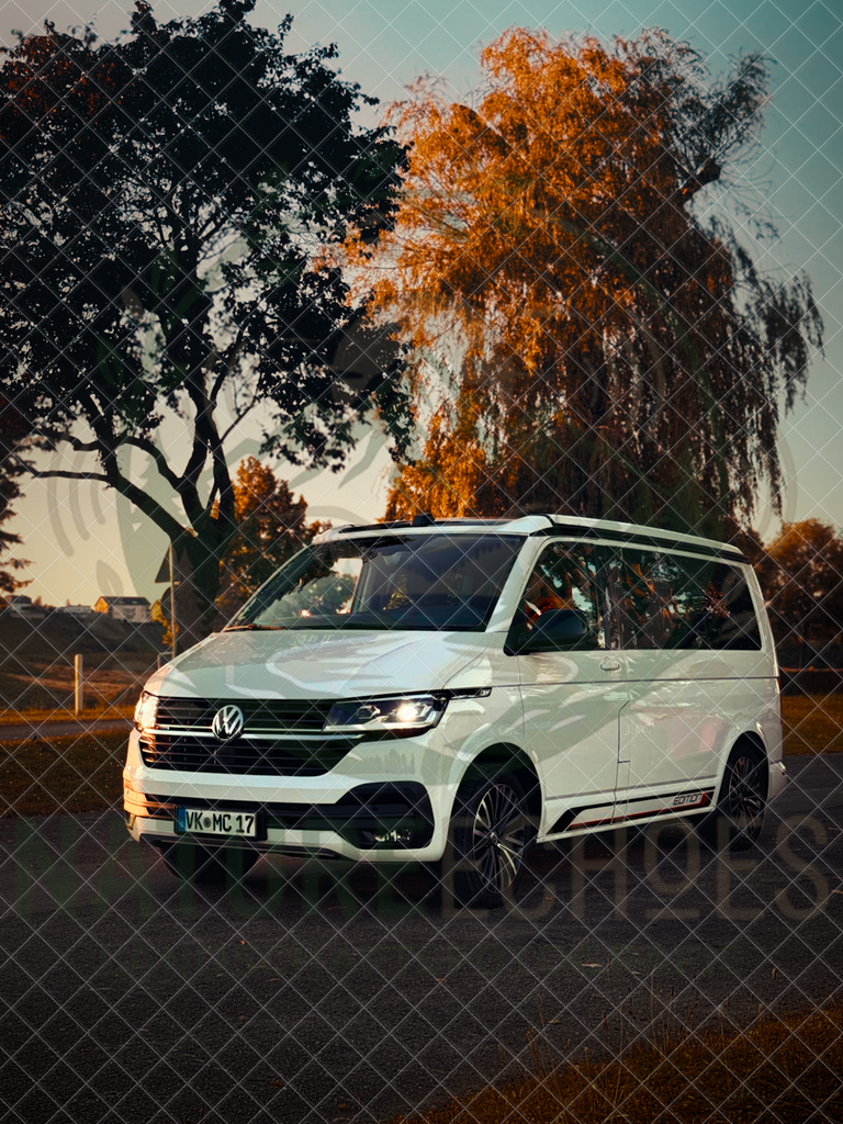 VW Bulli T6.1 California Beach | Der California Beach gehört zur Familie der felgenfüßigen Raumwunder und stellt die evolutionäre Endstufe der Gattung T6.1 dar. Im Jahr 2024 wurde die Produktion dieser Spezies aufgrund veränderter Umweltbedingungen (neue EU-Vorgaben zur Cybersicherheit) offiziell eingestellt. Er ist extrem anpassungsfähig: Unter der Woche tarnt er sich als unauffälliger Großraum-Pkw in engen Parkhäusern, am Wochenende mutiert er zum autarken Fluchtfahrzeug in der freien Natur. - Realisiert mit Pictrs.com