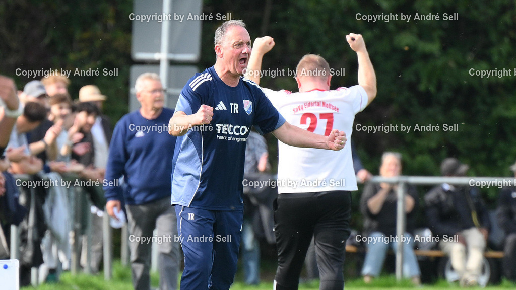 SpVg Eidertal Molfsee vs Inter Türkspor Kiel | Jubel bei Trainer Heiko Dukats-Jadwizak (Molfsee) nachdem Kim Kuckella (Molfsee #22) einen Foulelfmeter von Christopher Kramer (Inter #28) gehalten hat / Fußball-Landesliga Schleswig Männer 2026/2027 / SpVg Eidertal Molfsee vs Inter Türkspor Kiel / Platz A / Molfsee / 03.10.26 - Realisiert mit Pictrs.com