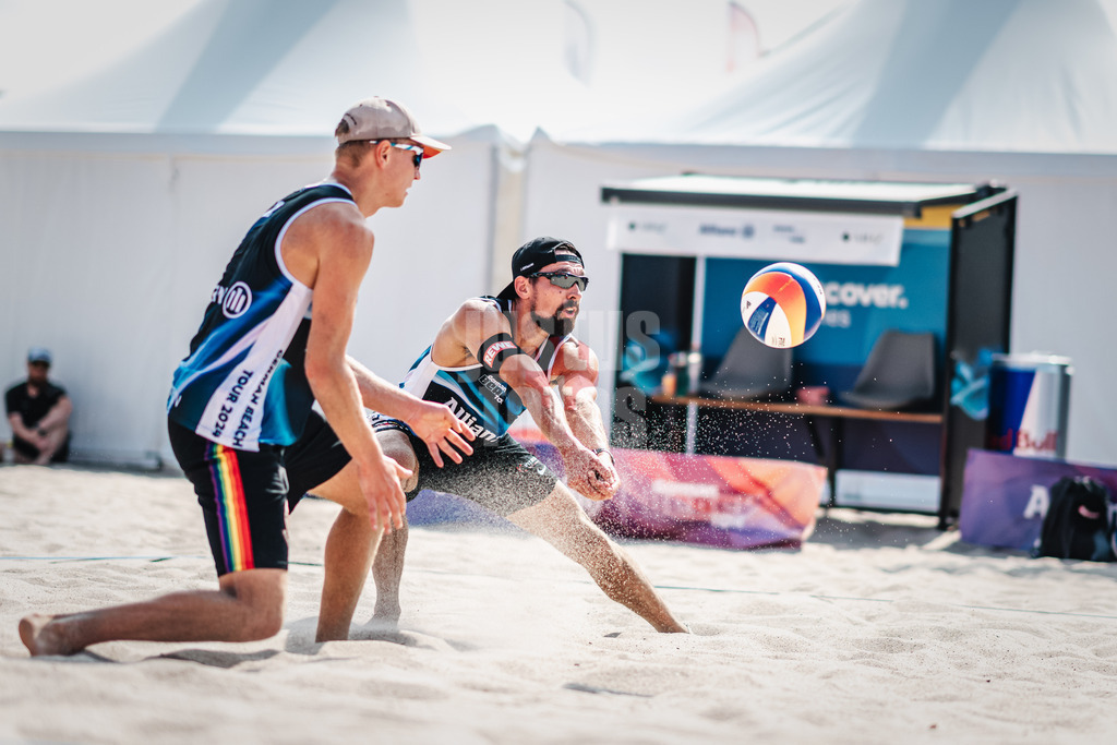 Beachvolleyball | Männer | Allianz German Beach Tour 2024 | Tourstop Kühlungsborn 2 | 15.08.2024 | Jonathan Erdmann (links) nimmt den Ball an, Leo Hauschild (rechts)