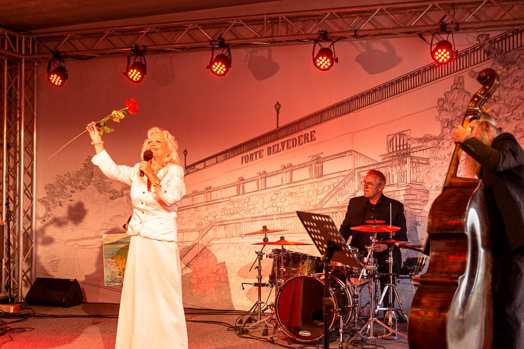 Konzert Dorit Gäbler | Dorit Gäbler im Forte Belvedere Leisnig zum Festival Hallo Leisnig 2022. - Realisiert mit Pictrs.com