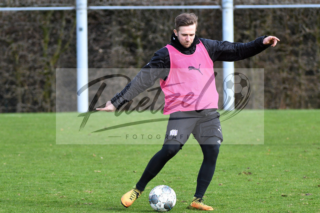 20200229_TRAOSN_0061 | Fussball, Herren: Konstantin Engel (VfL Osnabrueck) in Aktion, am Ball, Einzelaktion waehrend der Trainingseinheit des VfL Osnabrueck im Sportpark Illoshoehe am 29.02.2020 in Osnabrueck, Deutschland. - Realisiert mit Pictrs.com