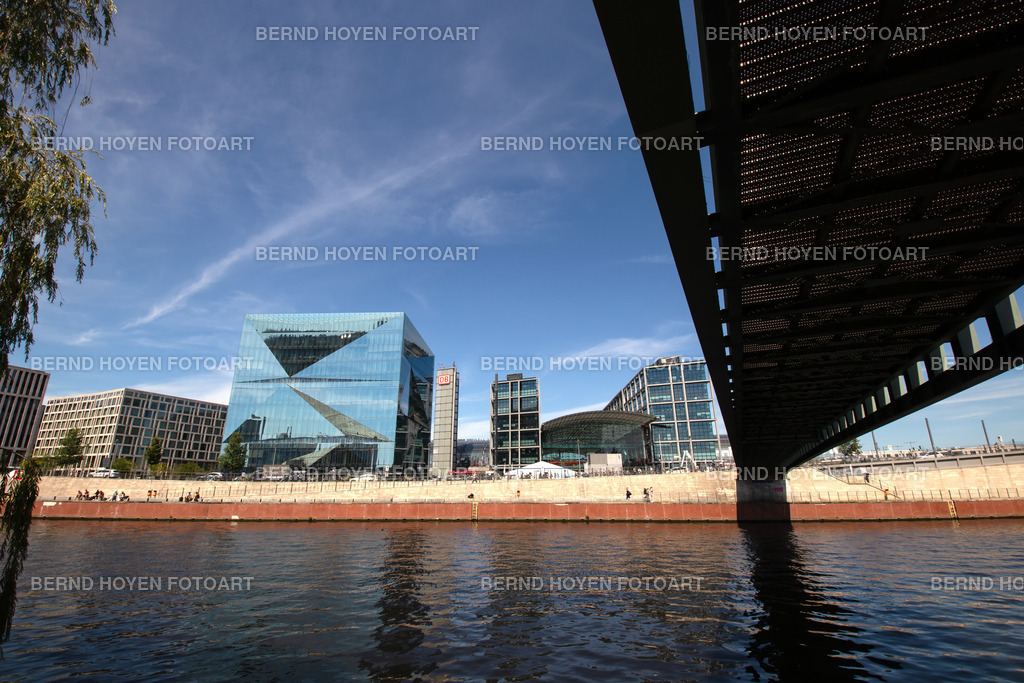 berlin main station | Der Hauptbahnhof in Berlin, Deutschland. Die Gustav-Heinemann-Brücke führt auf die andere Seite der Spree, wo neben dem Hauptbahnhof das Cube Berlin zu sehen ist. | The main station in Berlin, Germany. The Gustav Heinemann Bridge leads to the other side of the Spree, where the Cube Berlin can be seen next to the main station. - Realisiert mit Pictrs.com